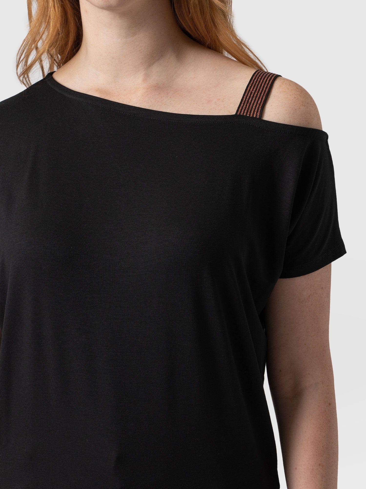 Rita Asymmetric Tee Black - Women's Top | Saint + Sofia® EU
